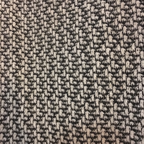 Chic Cropped Black and White Sweater - Picture 2 of 3